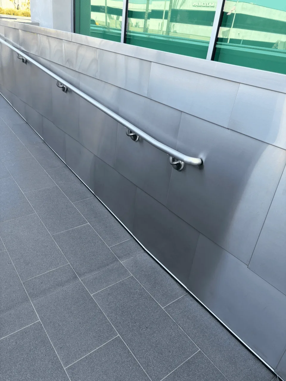 Fachada comercial de acero inoxidable pulida y restaurada profesionalmente en Guadalajara, Jalisco