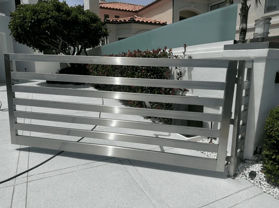 Portón residencial de acero inoxidable con acabado cepillado profesional a domicilio en Guadalajara